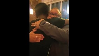 Waiter Receives $300 Tip From Customer For Christmas
